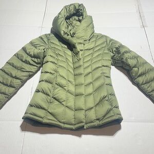 Patagonia Women's olive drab Puffer Jacket w zippers and snap buttons goosedown